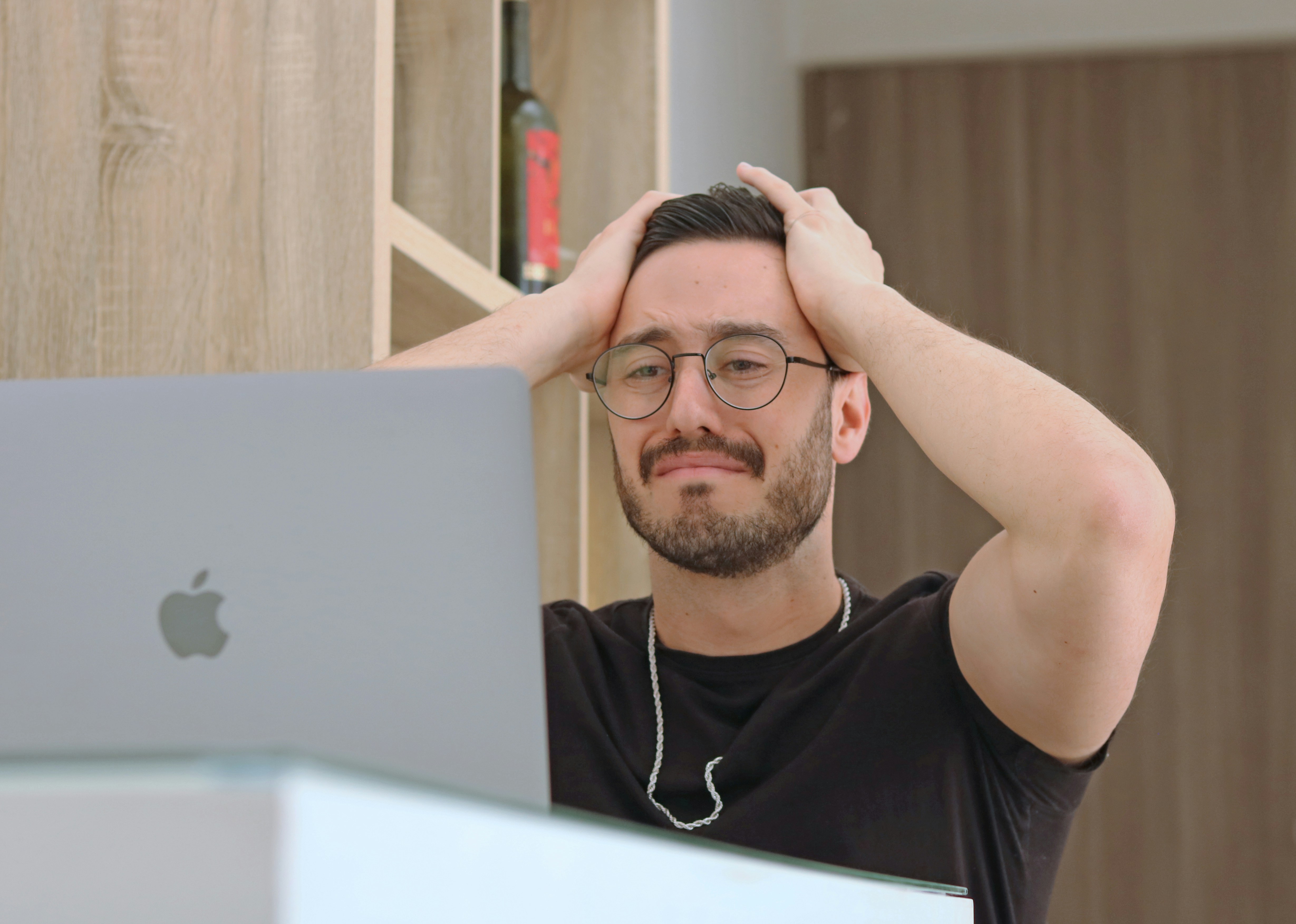 Doğru klavye duruşu ve ergonomik bir çalışma alanı gösteren bir masaüstü düzeni, sağlıklı çalışma alışkanlıklarını vurguluyor.