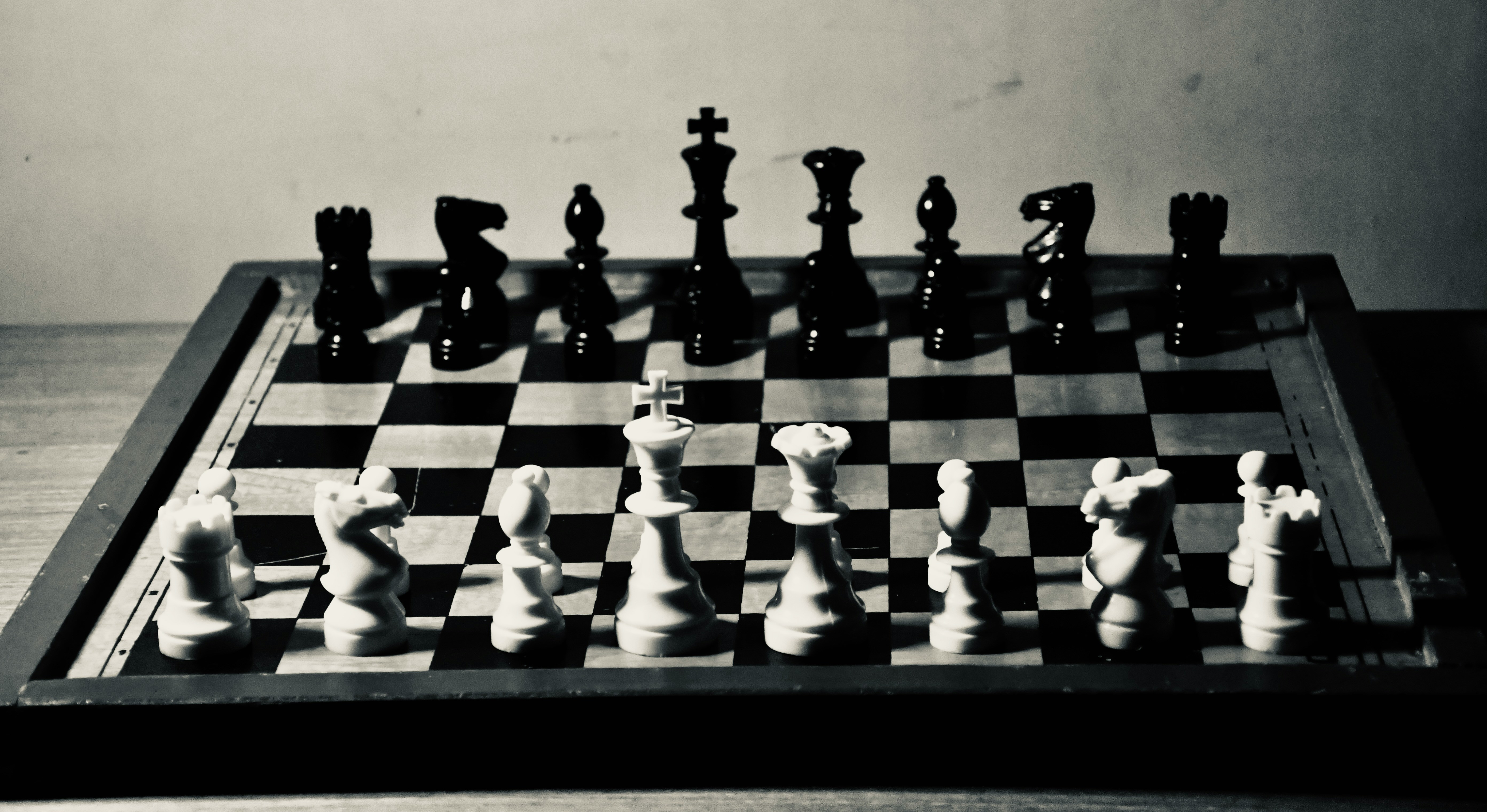 Düzensiz veya bırakılmış bir klavye pratiğini simgeleyen bir görsel.